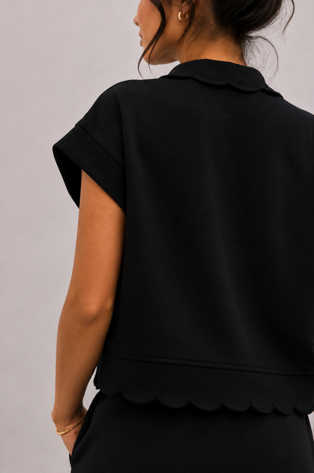 SPORTY SCALLOP TOP