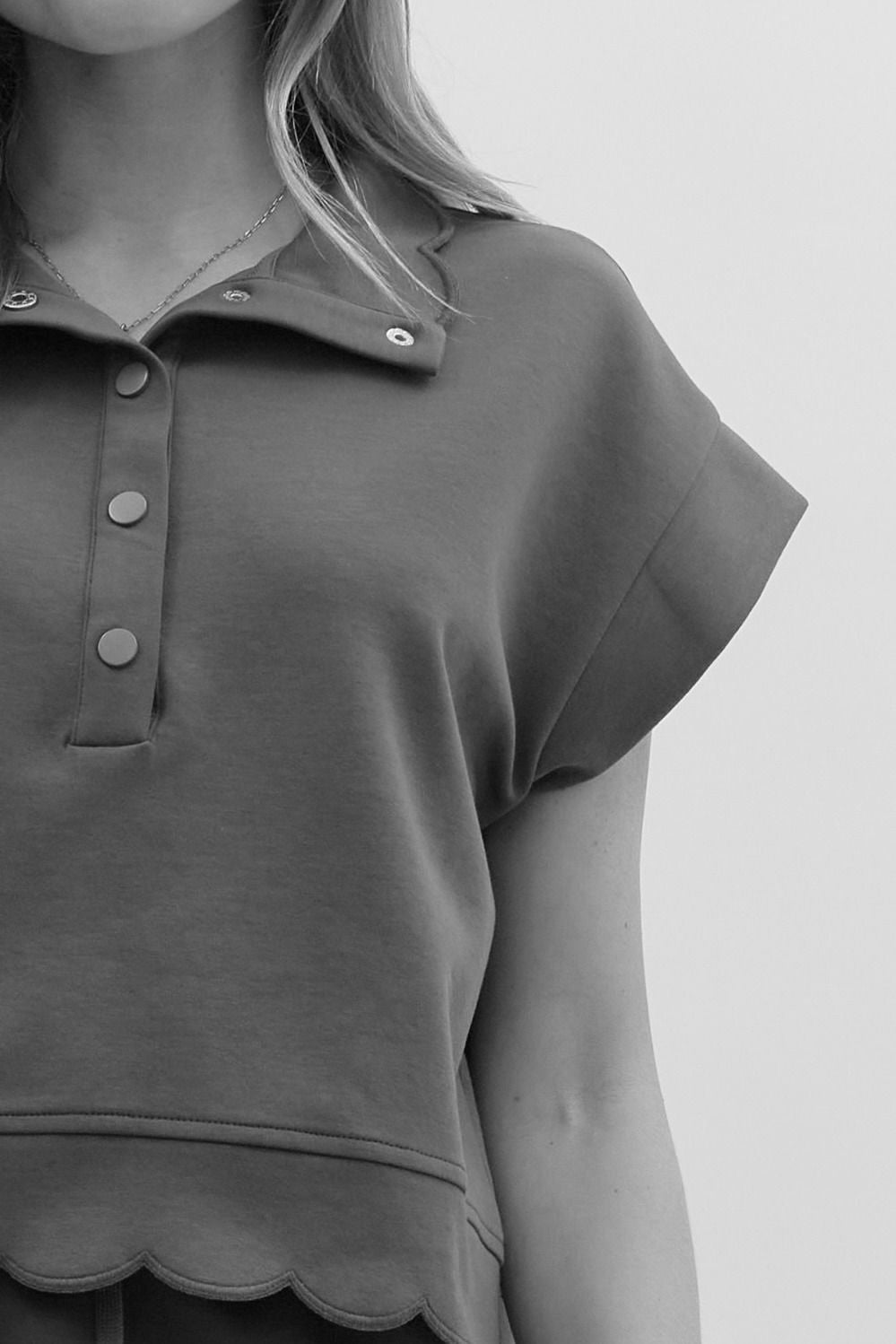 SPORTY SCALLOP TOP