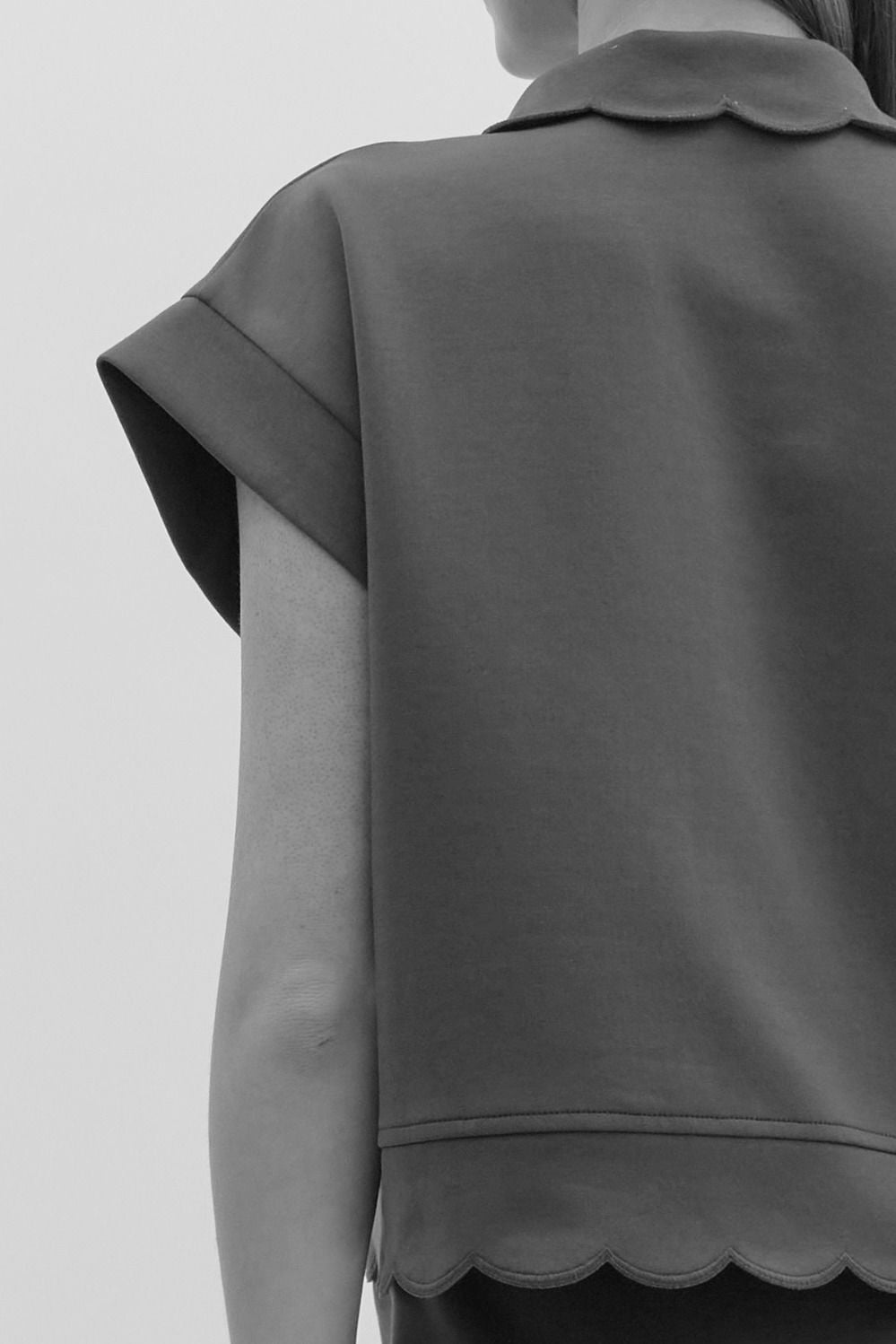 SPORTY SCALLOP TOP