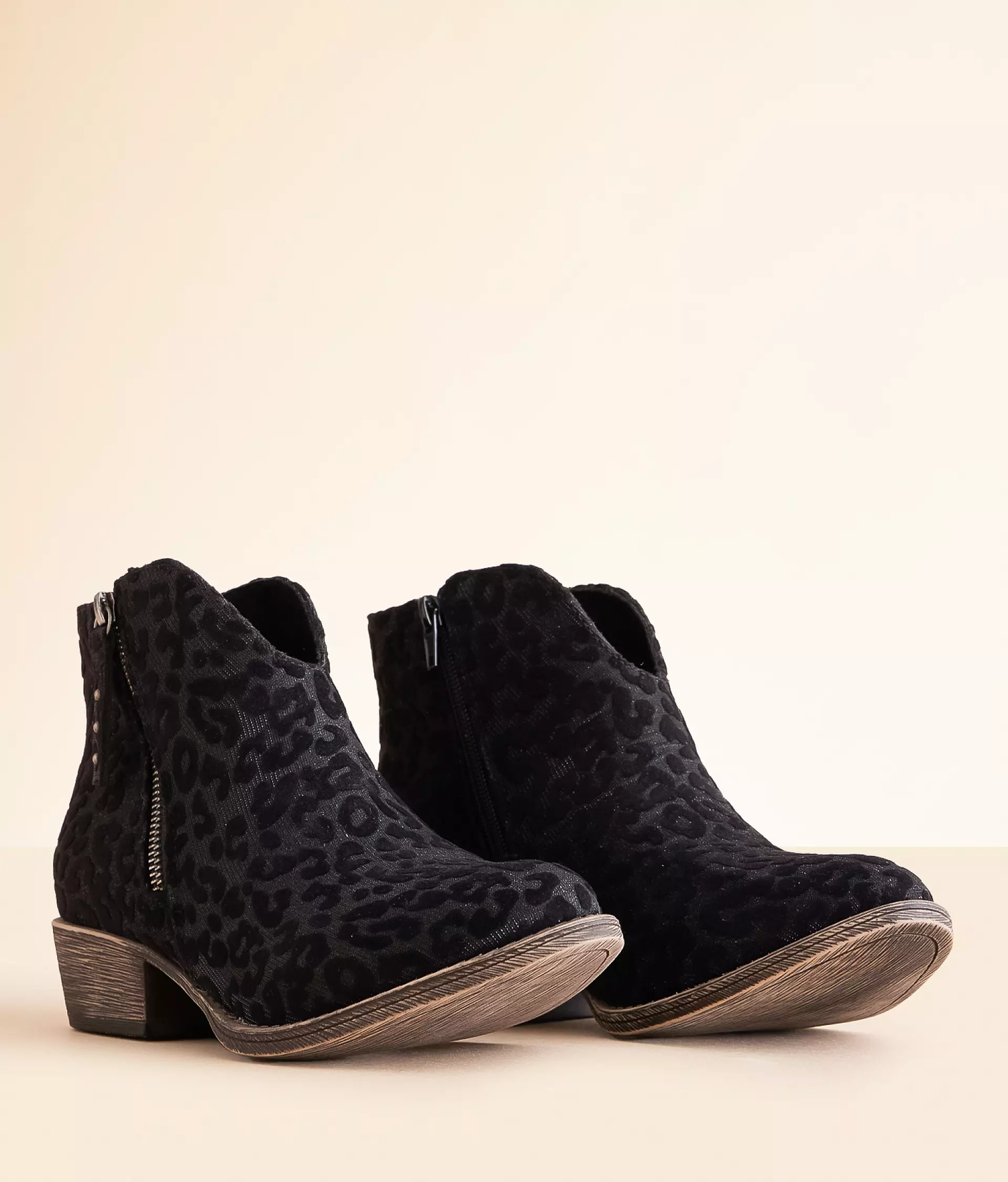 CHARMING BOOTIE