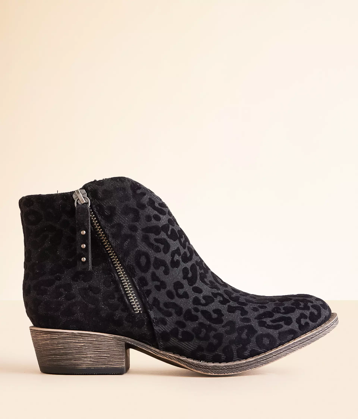 CHARMING BOOTIE