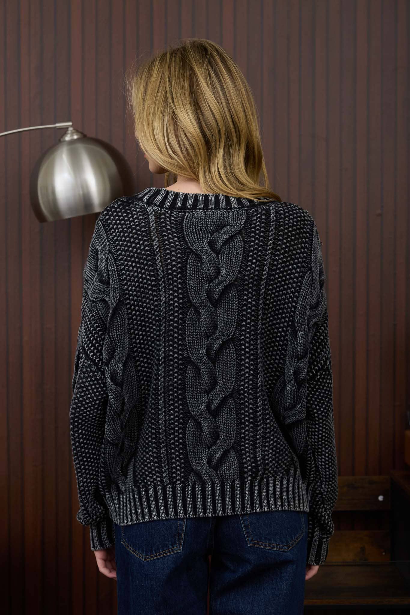 WASHED CABLE KNIT PULLOVER SWEATER: CHARCOAL